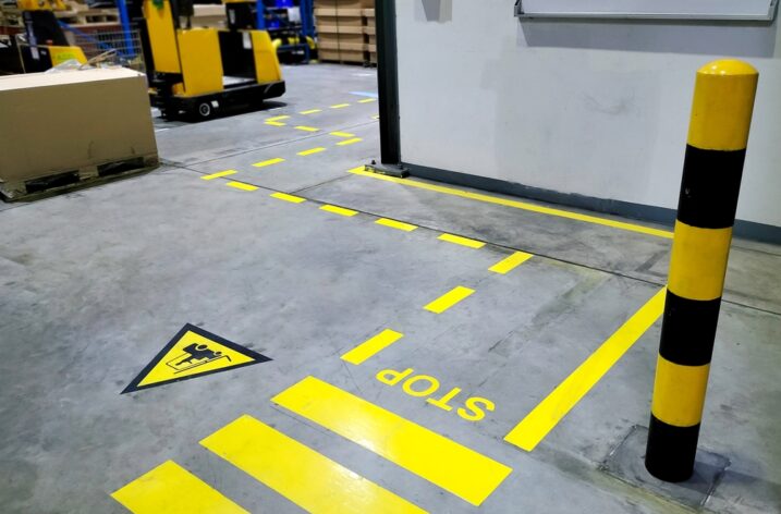 Podlahové značenie je základom bezpečnosti a organizácie v priemyselných prevádzkach